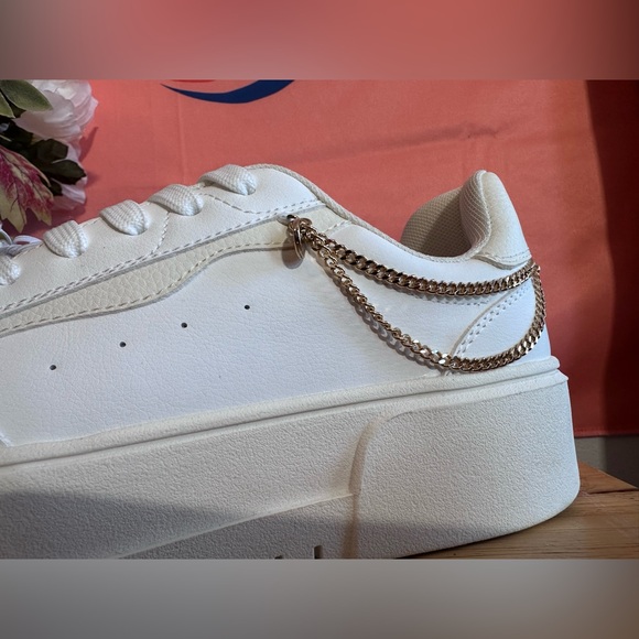 BERKSHA casual all white shoes with a gold chain size 7.5 women’s NWT - Picture 6 of 9
